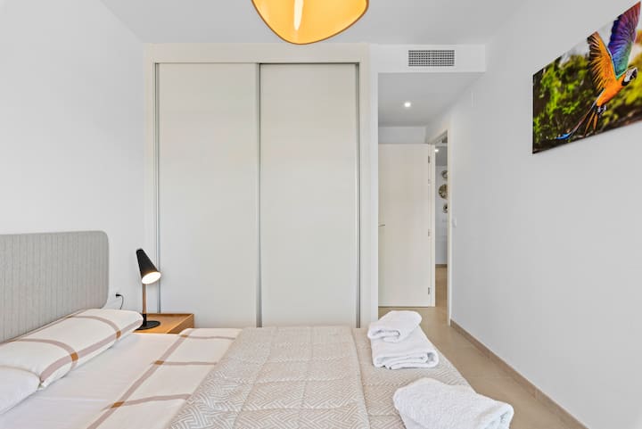 Chambre avec salle de bain privée et entrée privée sur la terrasse, armoire intégrée