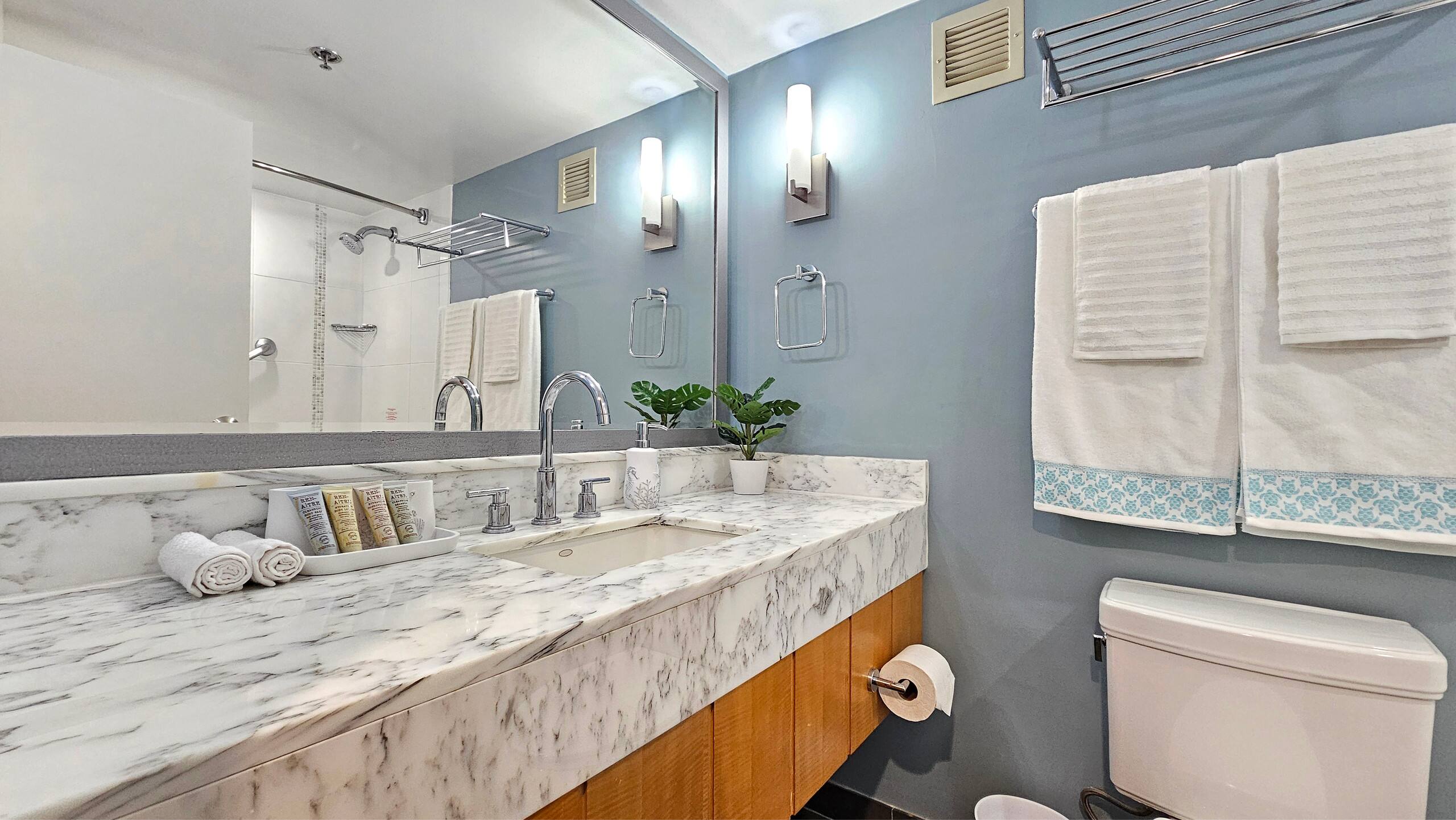 Hotel in Honolulu · ★4.88 · 1 bedroom · 1 bed · 1 private bath - Image 3