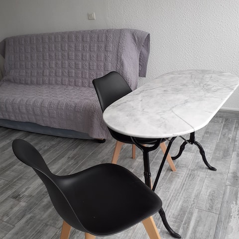 Top Airbnb: Apartment lovely view s/ the Port 2/3 people à Le Grau Du Roi