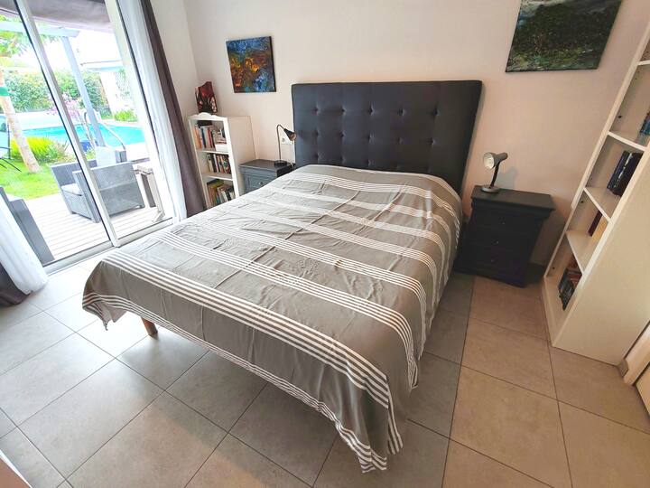 Habitación principal (cama de 160x200) con acceso directo al exterior y baño privado