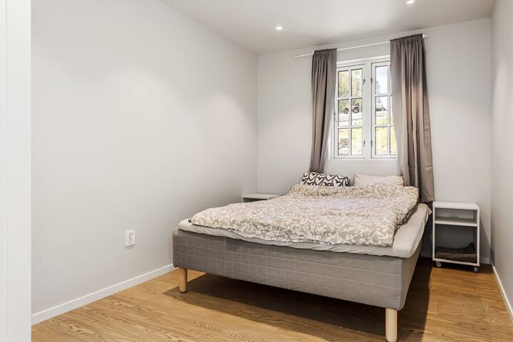 照片中的床尺寸为150x200 （厘米）。