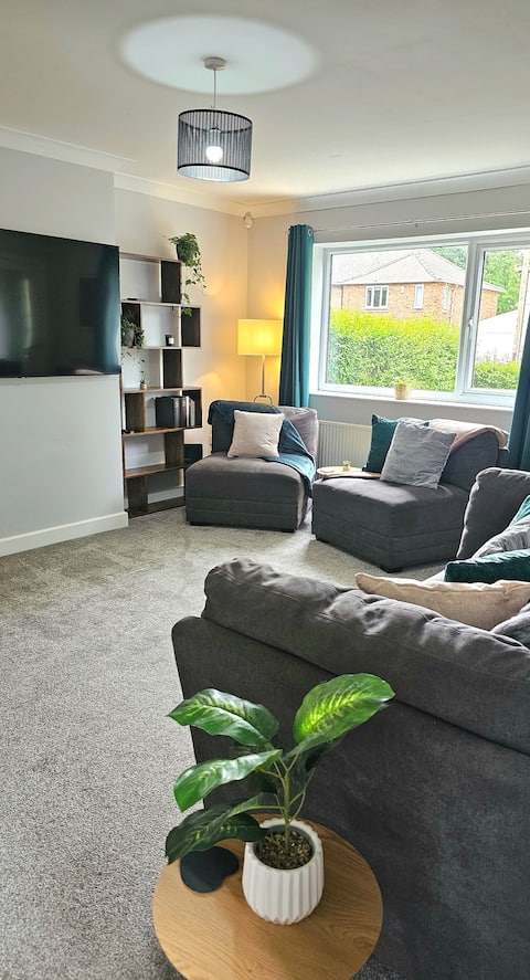 Top Airbnb: Modern, cosy 3 bedroom home near city centre in Heslington