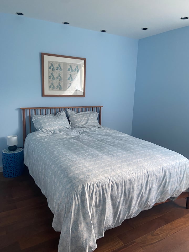 Recomendamos este dormitorio "desbordado" en la planta baja solo para estancias cortas; no tiene armario ni WC en el mismo nivel (aunque hay una ducha y bonitas vistas al patio/estanque y espacio de armario en el pasillo exterior)