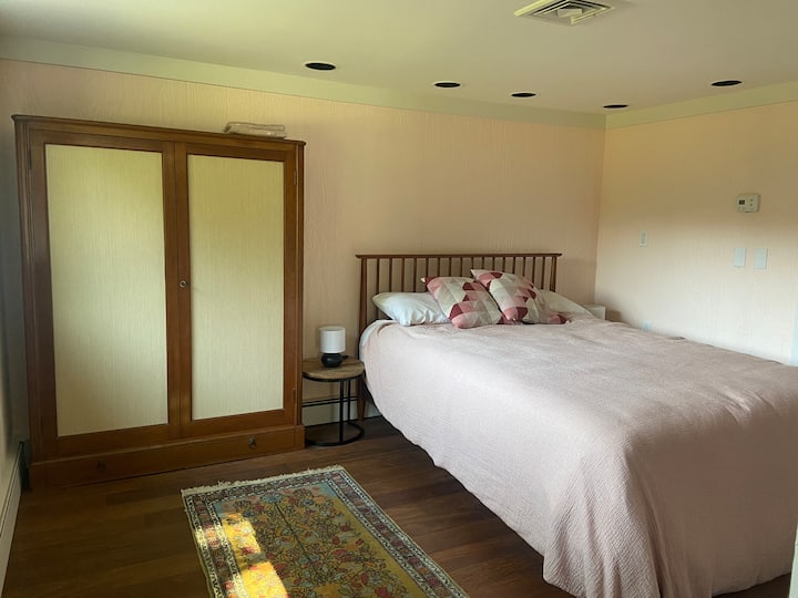 Recomendamos este dormitorio «overflow» en la planta baja solo para estancias cortas; tiene un armario estrecho y no hay WC en el mismo nivel (aunque hay una ducha y bonitas vistas al patio/estanque)