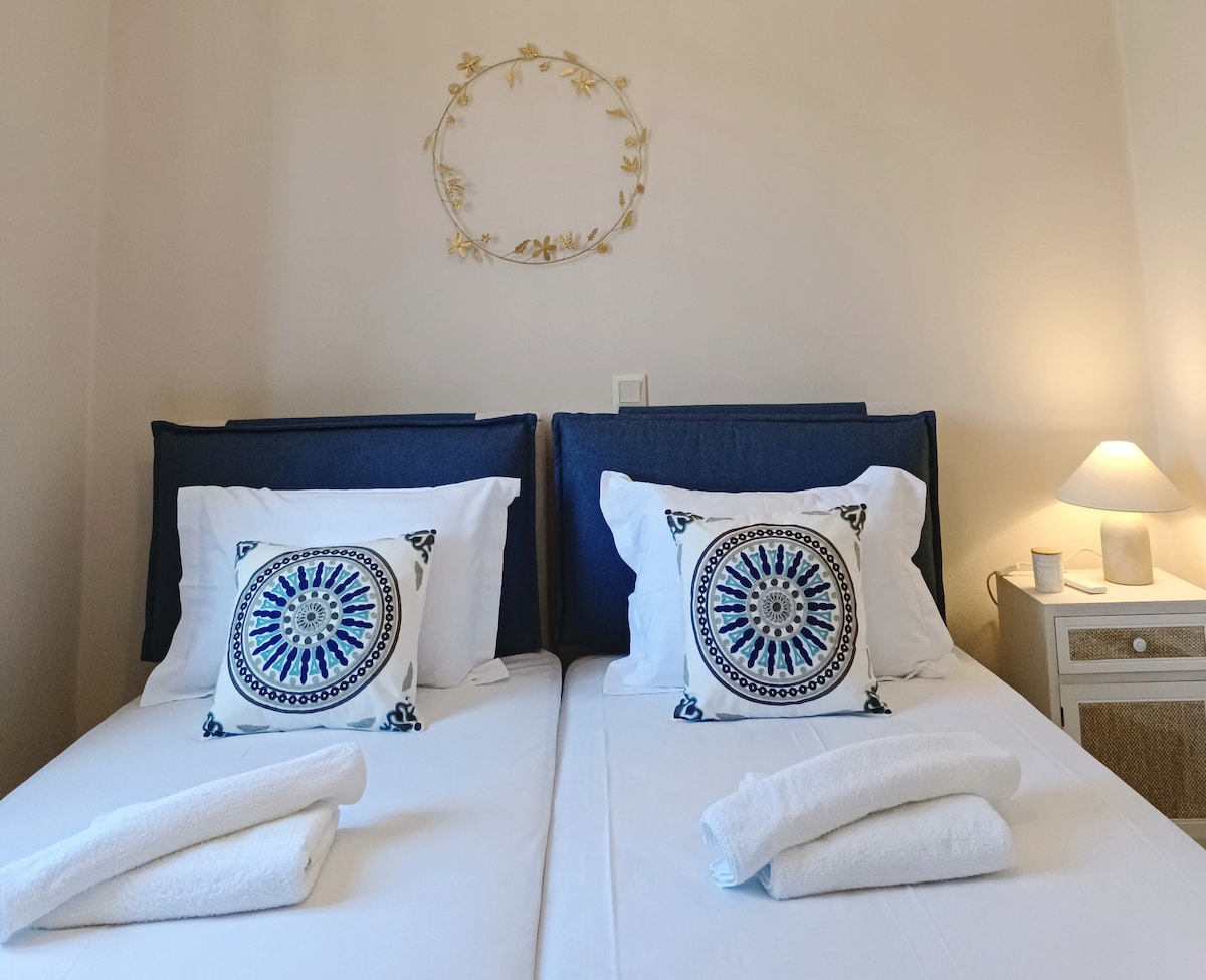 Всяка подробност е изработена с внимание, тази спалня предлага две единични легла, които могат да бъдат комбинирани, съчетавайки комфорт и гъвкавост за истинско „домашно“ изживяване.