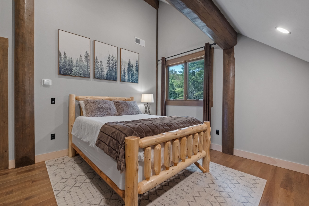 Jedna z dvoch spální s manželskou posteľou na 2. poschodí vybavená zatemňovacími závesmi, ktoré oslovia tých, ktorí majú malé deti, sľubujú pokojný spánok v útulnom a príjemnom priestore.