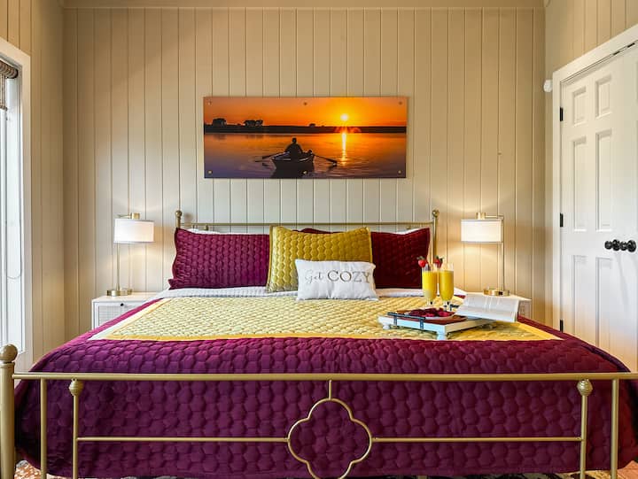 Rehati në tonet luksoze të perëndimit të diellit!