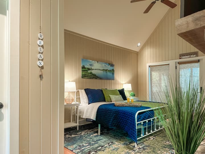 Dhoma e bukur kryesore e gjumit ka një banjë brenda në suitë...