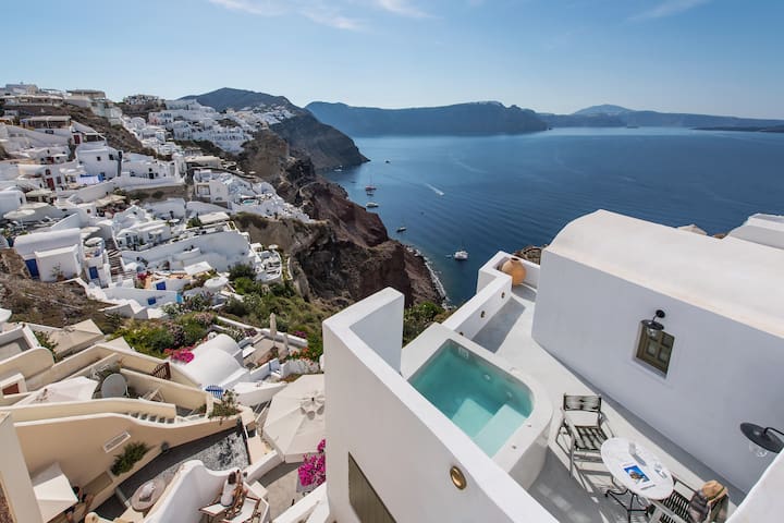 Rhenia’s 2 Villas Oia,2 Prive Jacuzzi,Caldera View