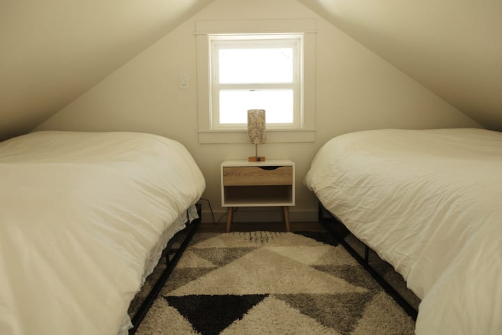 ลอฟท์นอนพร้อมเตียงใหญ่ 2 เตียง หมายเหตุ: สำหรับการจองที่มีผู้เข้าพัก 2 คนจะไม่รวมลอฟท์นอนเว้นแต่จะมีการร้องขอ หากมีการขอจองที่มีผู้เข้าพัก 2 คนจะมีค่าธรรมเนียมเพิ่มเติม $ 25/คืน