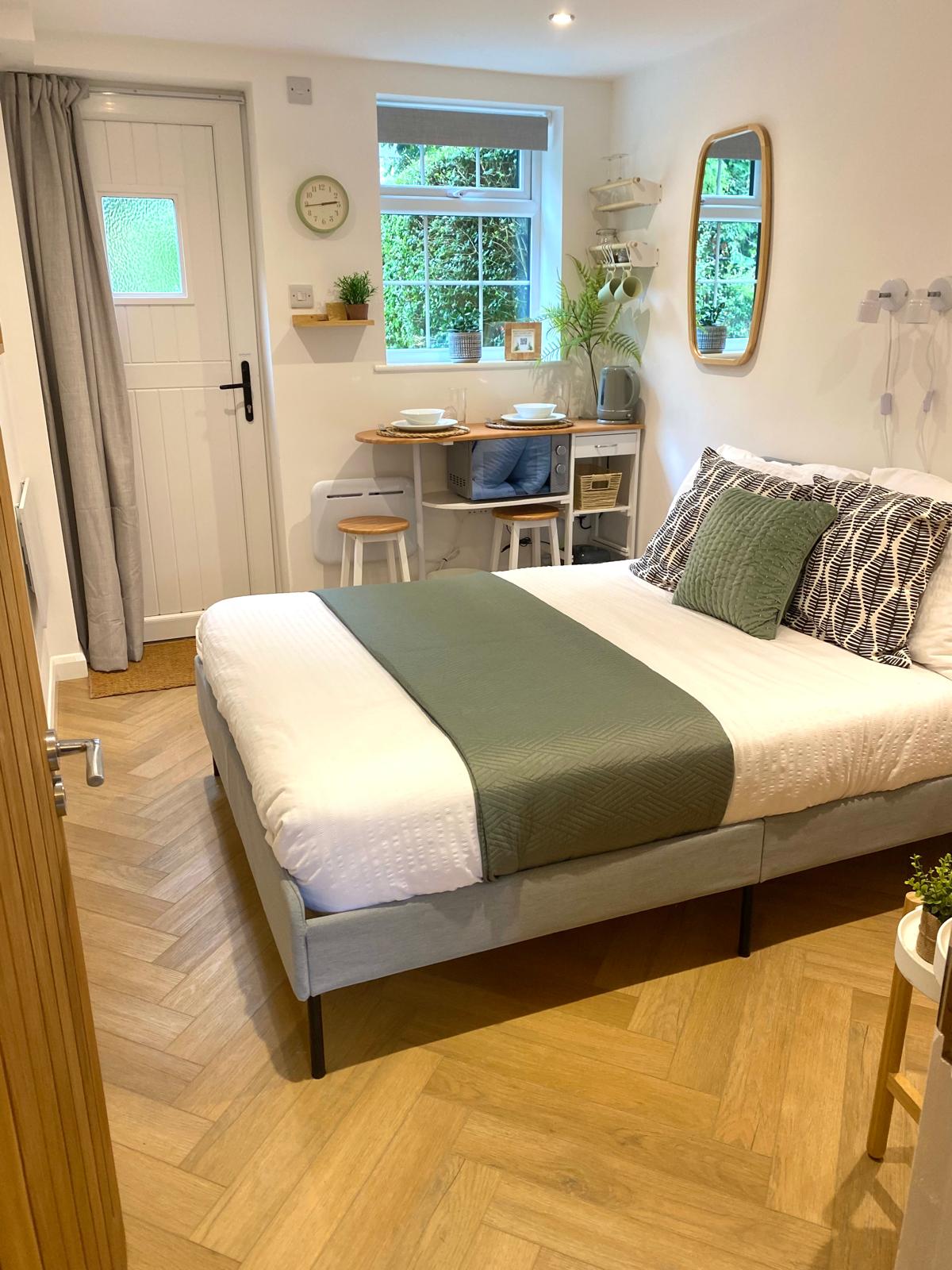 Anuncio de Airbnb popular: Modern suite near Hospital - parking & courtyard en Exminster