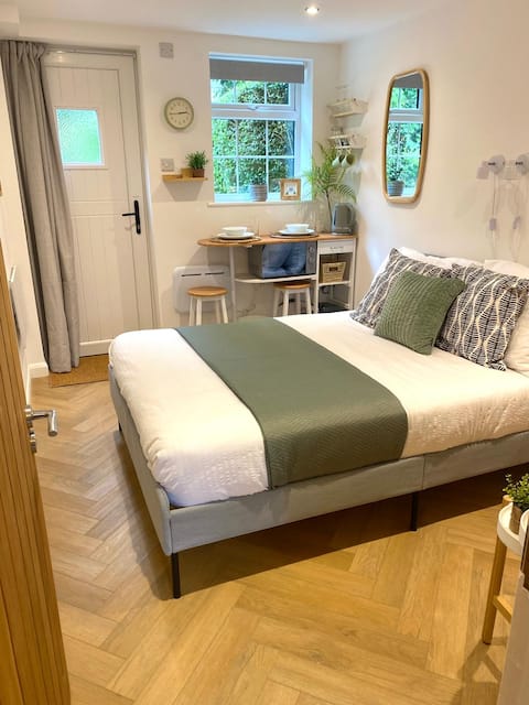 Popular Airbnb listing: Modern suite near Hospital - parking & courtyard in Exminster