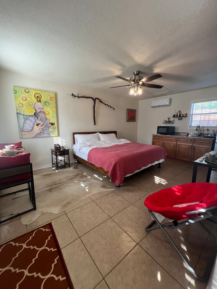 बेडरूम में किंग साइज़ का एक विशाल बेड है, जो सबसे नरम डाउन कम्फ़र्टर और तकियों से सुसज्जित है, जो आपके जीवन की सबसे अच्छी नींद को सुनिश्चित करता है। 