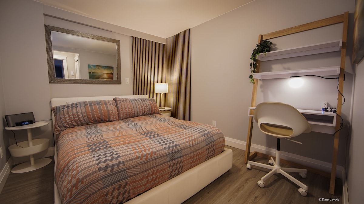 เพลิดเพลินกับห้องนอนที่กว้างขวางพร้อมเตียงเมมโมรี่โฟมขนาดควีนไซส์ผ้านวม Tencel ที่ระบายอากาศได้ดีและมู่ลี่ หมอนเมมโมรี่โฟม 2 ใบและหมอนเสริม 4 ใบ (ขนาดปกติและขนาดคิงไซส์) และโคมไฟที่มีสไตล์สร้างบรรยากาศที่อบอุ่น