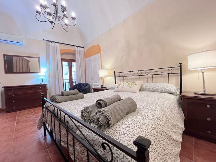 Цяла стена от килери.  Това е италианско „брачно“ легло, между двойно и двойно легло.  Балкон на Жулиета с изглед към водопада и художествената разходка.  