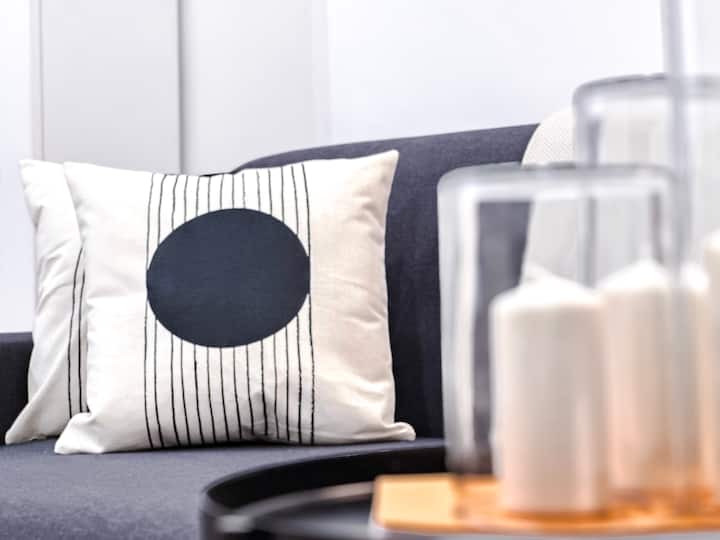 พื้นที่นั่งเล่นกว้างขวางและสว่างสดใสพร้อมสิ่งอำนวยความสะดวกครบครัน: โซฟาเบดหมอนผ้าห่มสมาร์ททีวีหนังสือและนิตยสารสำหรับอ่านหนังสือเครื่องปรับอากาศ Wi-Fi 