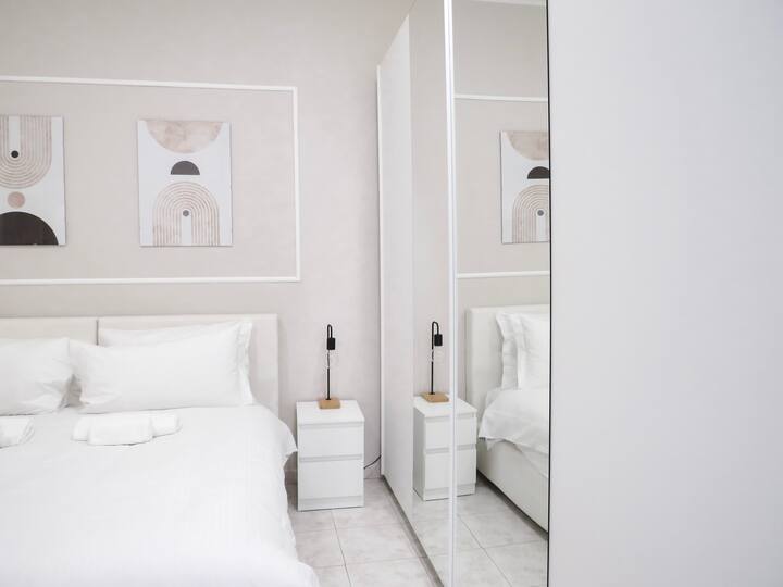 ห้องเตียงใหญ่พร้อมเตียงและตู้เสื้อผ้าที่กว้างขวาง ชุดต้อนรับ + ผ้าขนหนูหลายขนาด 