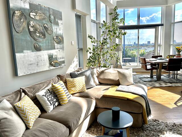 Heart Of London 3BR Penthouse: Skyline Of LND City gallery image 2
