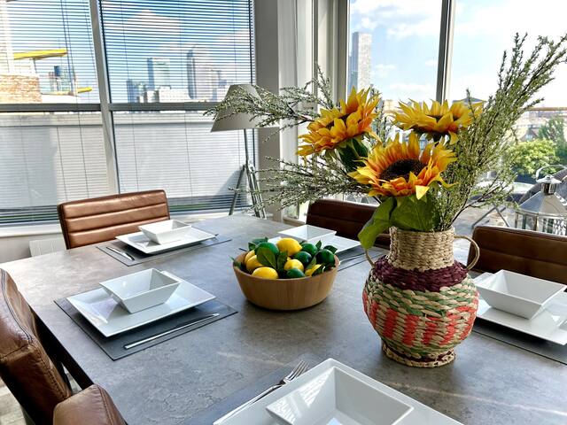 Heart Of London 3BR Penthouse: Skyline Of LND City gallery image 3