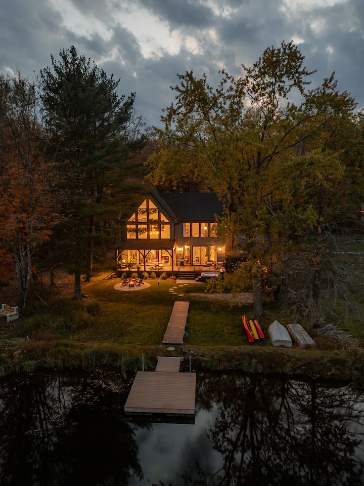 Lakefront Couples Home with Hot Tub