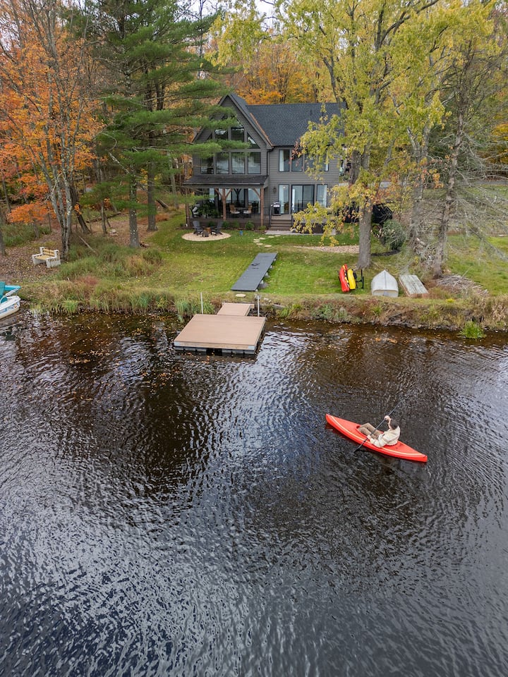 Lakefront Couples Home with Hot Tub