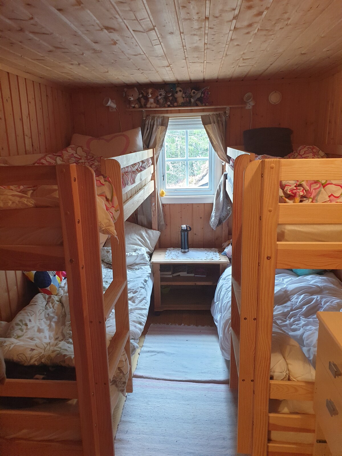 חדר בקתה נורווגי קלאסי עם מיטות קומותיים ומקום לכל המשפחה. מושלם לילדים או למספר מבוגרים המטיילים יחד.