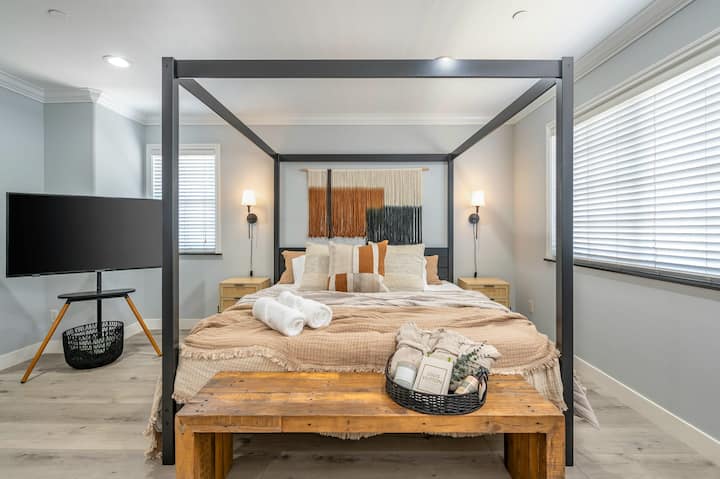 Krevat luksoz King në dhomën e gjumit kryesore 