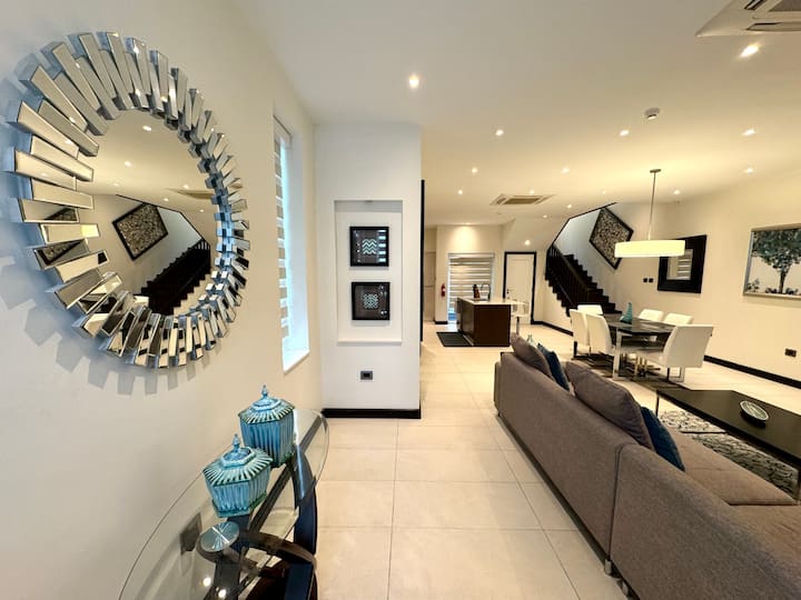 3 Story Villa | Maraval | Pool | Gated & Security - 千里達及托巴哥