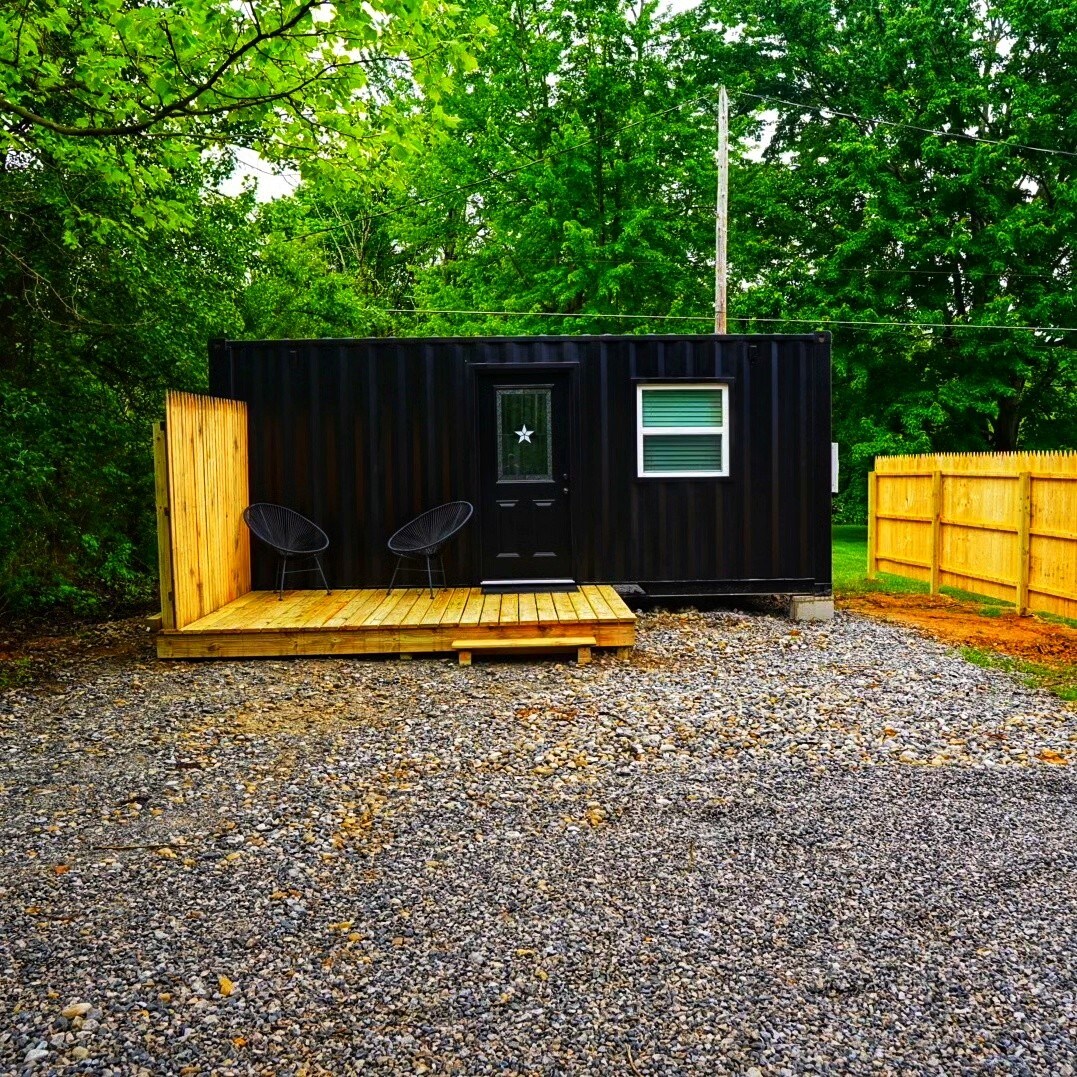 Pet Friendly, 45 min from Hocking Hills, Relaxing Shipping containers