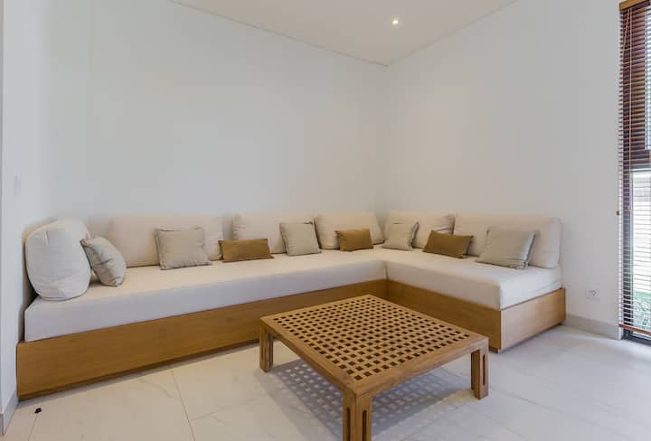 يقدم التلفزيون الذكي مجموعة متنوعة من التطبيقات بما في ذلك خدمات البث الشهيرة مثل نيتفليكس وأمازون برايم فيديو، ومنصات بث الموسيقى مثل سبوتيفاي وApple Music وخيارات الألعاب. للوصول السلس، أحضر بيانات اعتماد تسجيل الدخول وكلمات المرور الخاصة بك