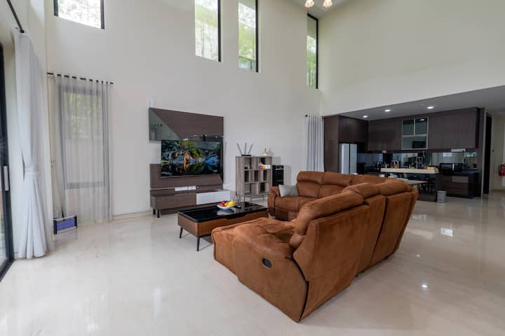 4 Br Private Villa With Free Pool In Nagoya Area - Batam