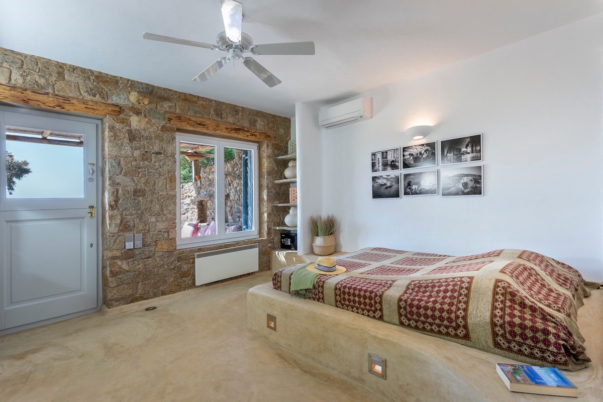 เกสต์เฮาส์ที่มีทางเข้าแยกต่างหากสำหรับผู้เข้าพัก 2 คน ประกอบด้วยเตียงควีนไซส์พื้นที่นั่งเล่นห้องน้ำส่วนตัวห้องครัวขนาดเล็กและระเบียงร่มรื่นส่วนตัว