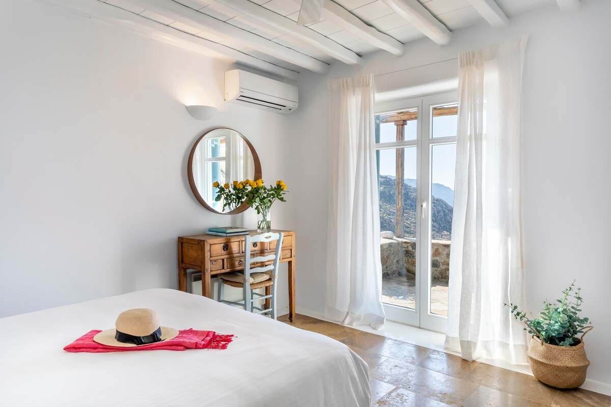 ห้องนอนคู่ B ชั้นล่างบ้านหลัก สามารถเตรียมเตียงเดี่ยวเสริมได้ 