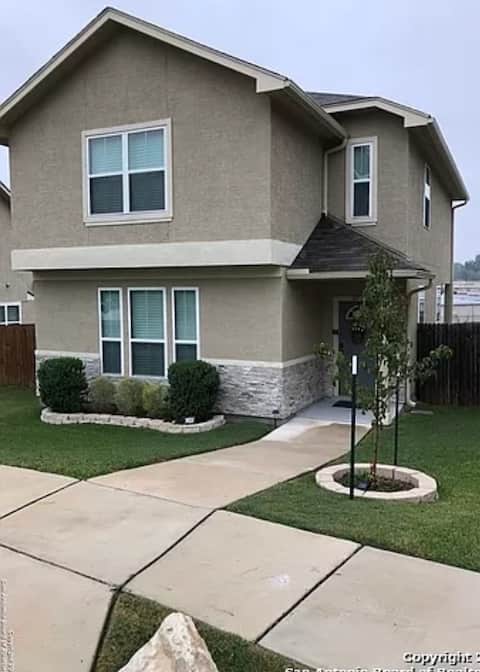 Larger Home W/ Movie Theater, 7+ Beds near SA/RAFB