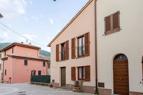 Filocase: Hill Village Pink House