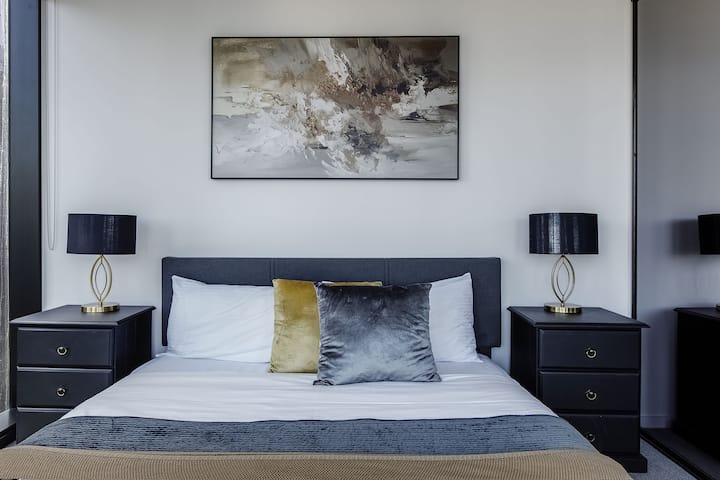 Bedroom 1 image 2