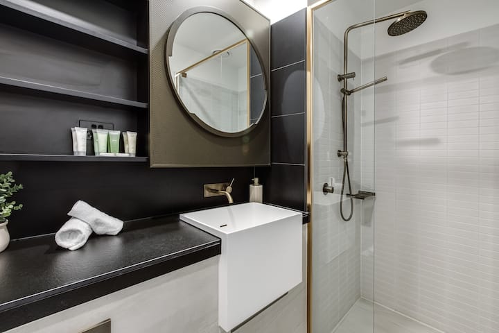 Full bathroom image 1