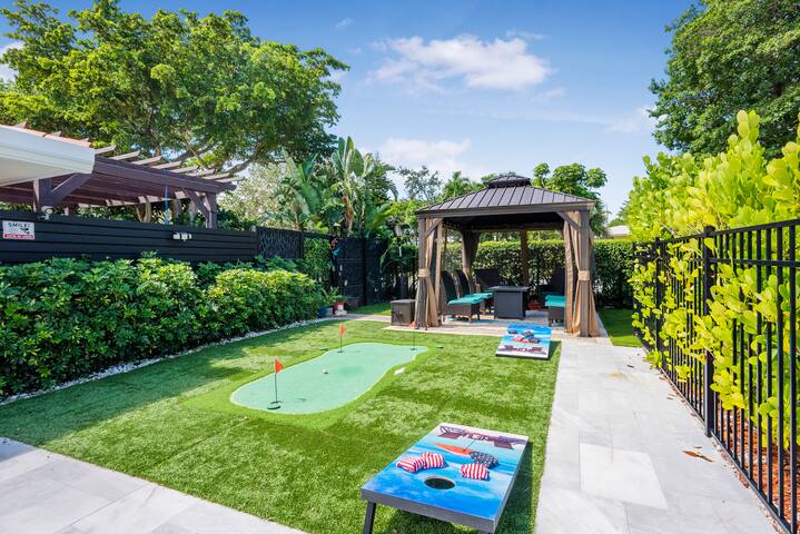 ~HUGE Pool, hot tub, 8 beds!~ 1 Mile from beach! gallery image 5