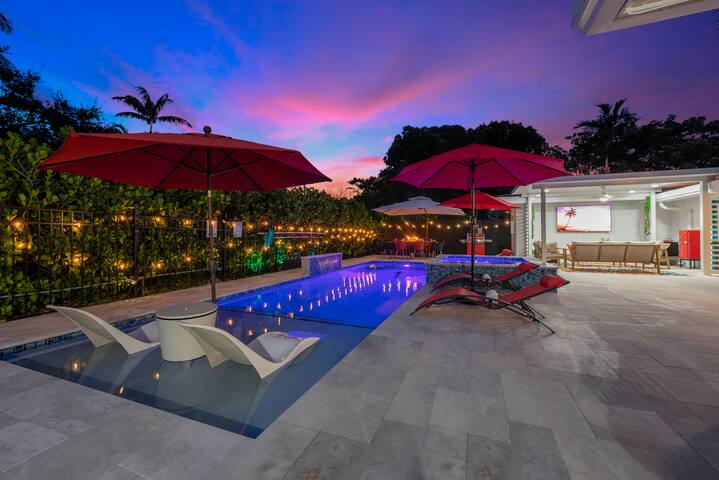 ~HUGE Pool, hot tub, 8 beds!~ 1 Mile from beach! gallery image 4