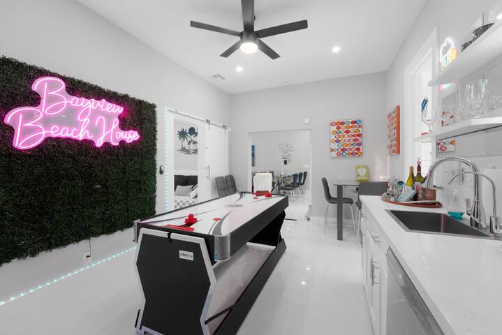 ~HUGE Pool, hot tub, 8 beds!~ 1 Mile from beach! gallery image 3