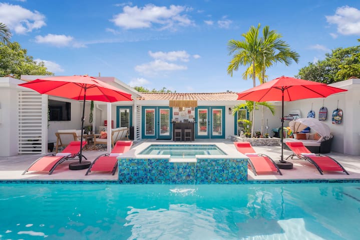 ~HUGE Pool, hot tub, 8 beds!~ 1 Mile from beach!