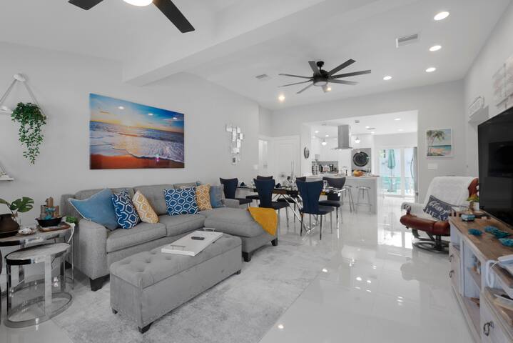 ~HUGE Pool, hot tub, 8 beds!~ 1 Mile from beach! gallery image 2