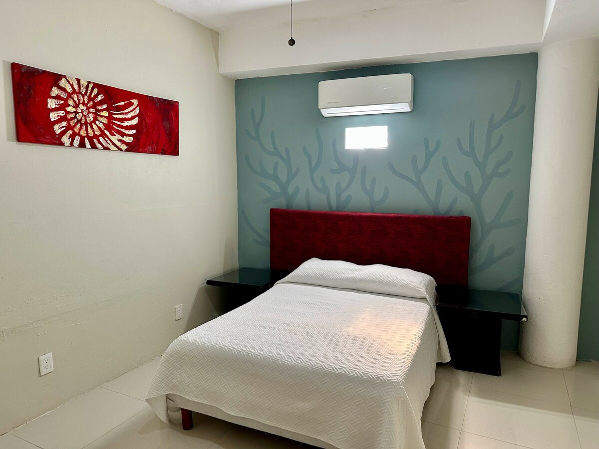 Udobna i prostrana soba s tropskim umjetničkim detaljima   