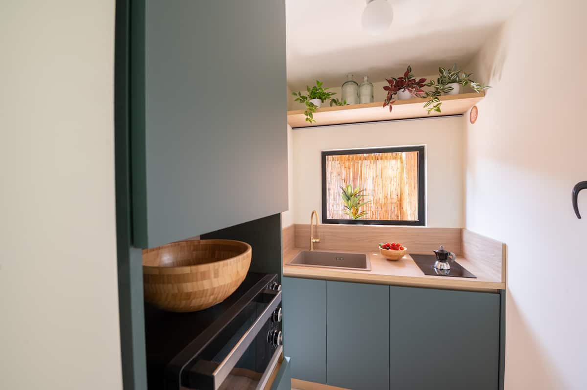 Loft con terrazza panoramica e cortile a Trastevere — Cucina completa 4 | Casa vacanze LovedHomes a Roma