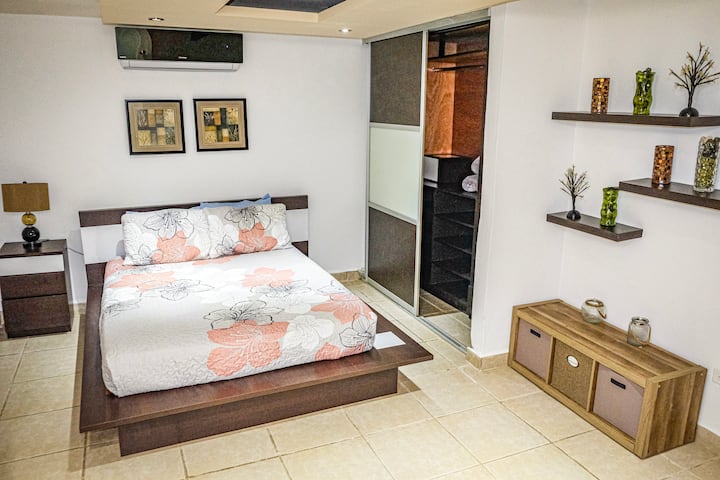 سرير بحجم كوين
مخزن الخزانة
تلفزيون ذكي - ROKU
مكيف الهواء
الطاقة الشمسية