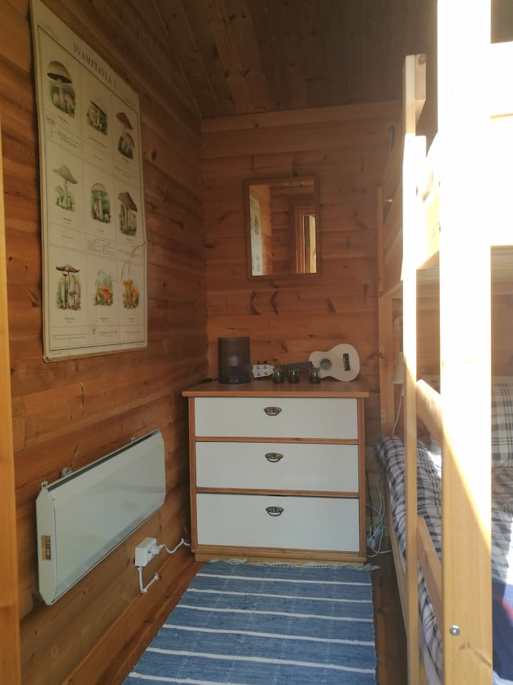 De tweede slaapkamer met een stapelbed en een commode.