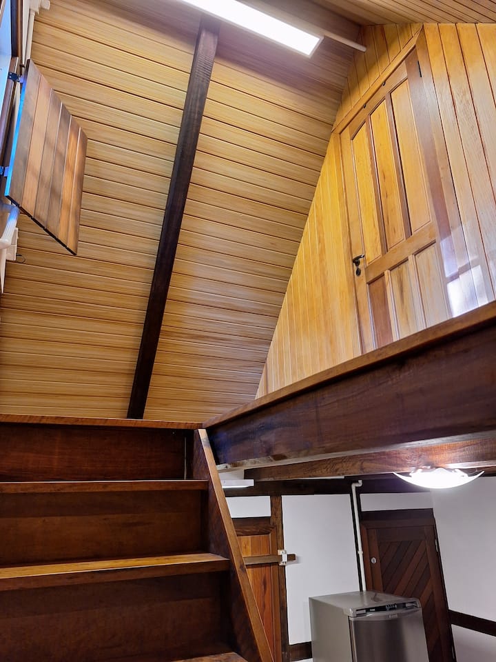 Tretia spálňa je v podkroví a je prístupná po schodisku, ktoré vychádza z jedálne.