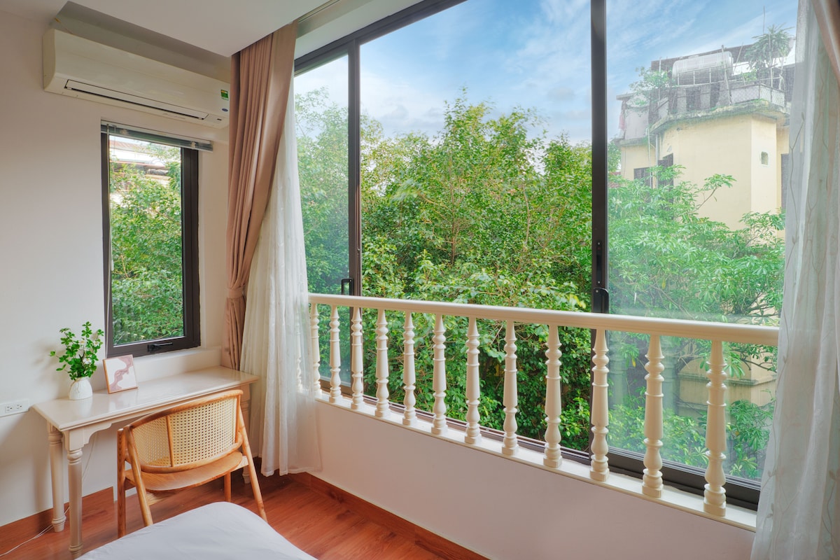 Დიდი ფანჯარა საძინებლის ქუჩის ხედით