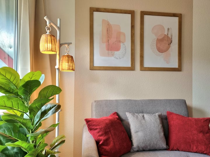 Geniet van een gezellige sfeer in je woning! Warme verlichting, smaakvolle muurkunst en stijlvolle accenten maken deze zithoek een ideale plek om te ontspannen na een lange dag.