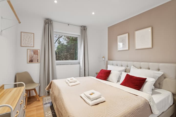 Ontspan in deze gezellige slaapkamer met een comfortabel tweepersoonsbed (180x200 cm). De zachte natuurlijke kleuren en stijlvolle kunstwerken zorgen voor een rustgevende sfeer, ideaal om te ontspannen en tot rust te komen.